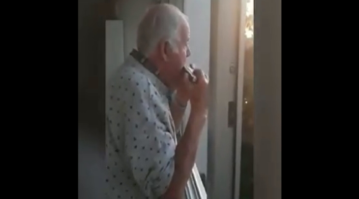 Anciano cree que apluasos en las calles son por él