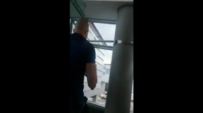 Hombre en El Dorado le escupe en la cara a una empleada