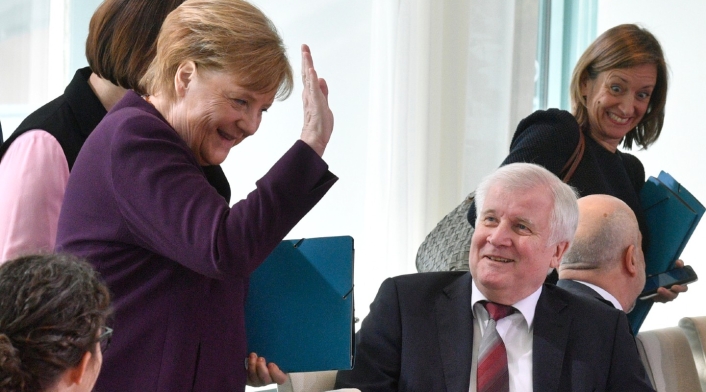 Horst Seehofer no estrechó la mano de Ángela Merkel