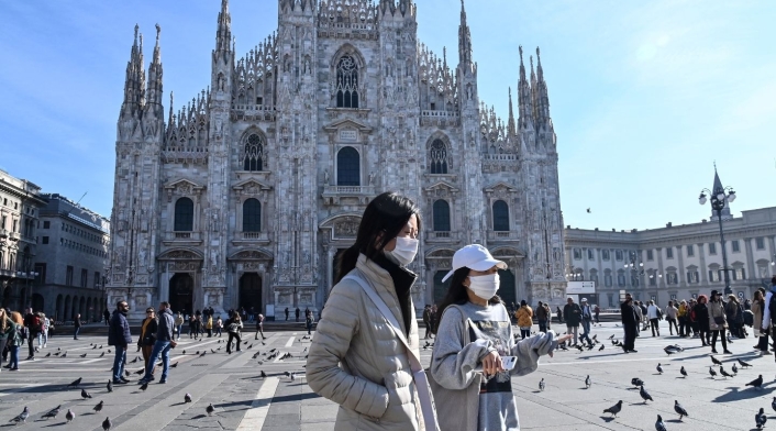 Milán, Italia: Mujeres usan máscaras por el coronavirus