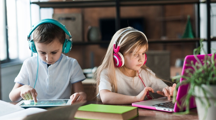 Niños estudiando online