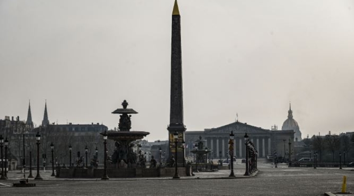 La Plaza de la Concordia totalmente desocupada a causa del coronavirus