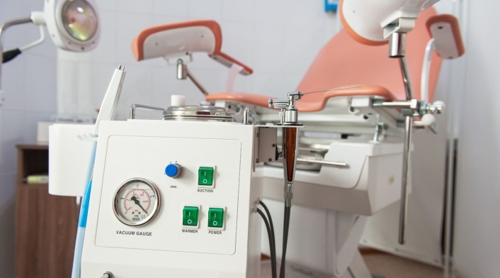 Silla ginecológica en centro médico