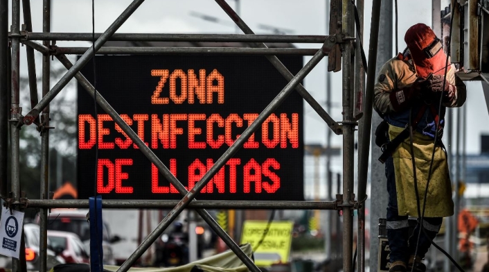 Trabajador en medio del coronavirus en Colombia. Trabajador en medio del coronavirus en Colombia.