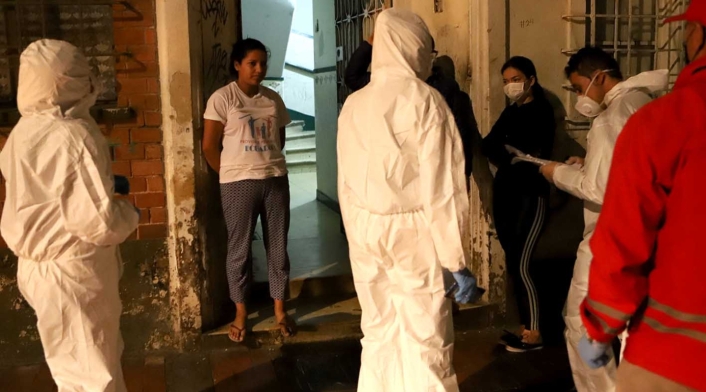 Entrega de mercados a extranjeros en el barrio Santa Fe