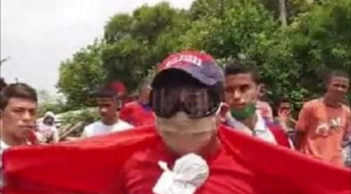 Alcalde vestido de Superhéroe rojo invita a los ciudadanos a cuidarse y pidiendo ayudas al departamento
