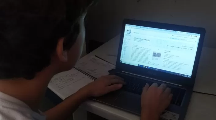 El profesor ofreció excusas públicas por levantarle la blusa a su esposa. Clases virtuales