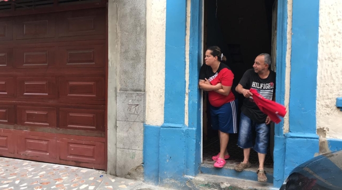 Habitantes de Bogotá con su trapo rojo, piden ayuda en la cuarentena