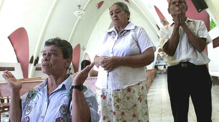 Gente rezando. Imagen de referencia