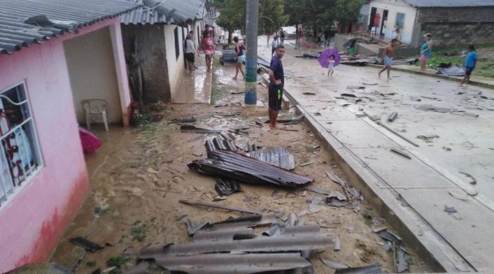 Las autoridades acompañados por los organismos de socorro evalúan los daños