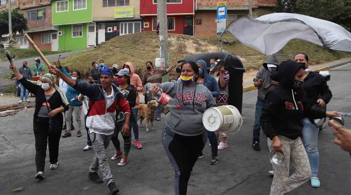 Pese al ‘pico y género’ –que este viernes obliga a las mujeres a mantenerse en sus viviendas–, decenas de ellas han salido a reclamar.