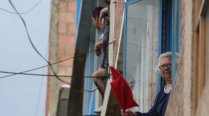 Hasta los trapos rojos suplicando por ayuda se han visto en varias viviendas del sur de la ciudad.