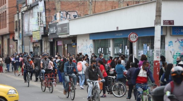Largas filas en Soacha por toque de queda