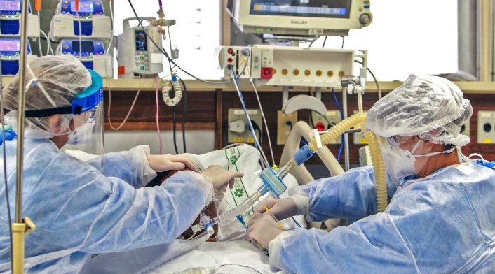 Médicos atienden pacientes con coronavirus