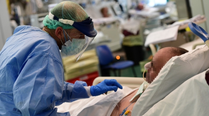 Médicos atendiendo a pacientes con coronavirus