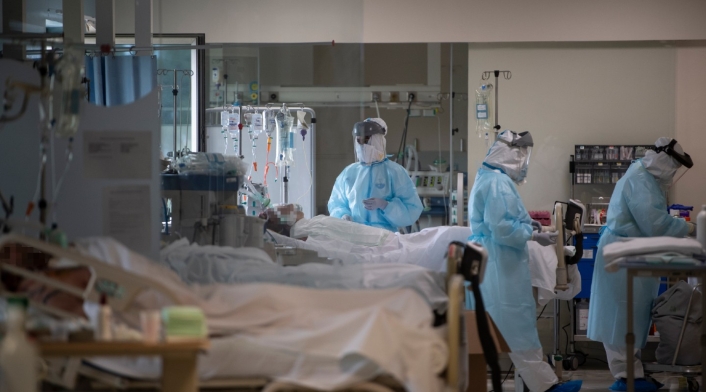 Médicos que atienden a contagiados de coronavirus