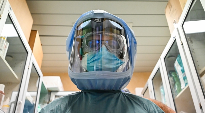 Médicos en Italia atienden coronavirus con estos trajes Médicos en Italia atienden coronavirus con estos trajes