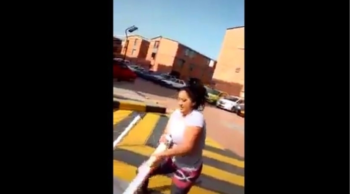Mujer golpea a vigilante