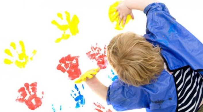 Niño pintando