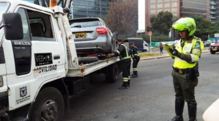 Los vehículos podrán ser recuperados previo pago de la grúa, el parqueadero y las multas que determine el Código Nacional de Tránsito