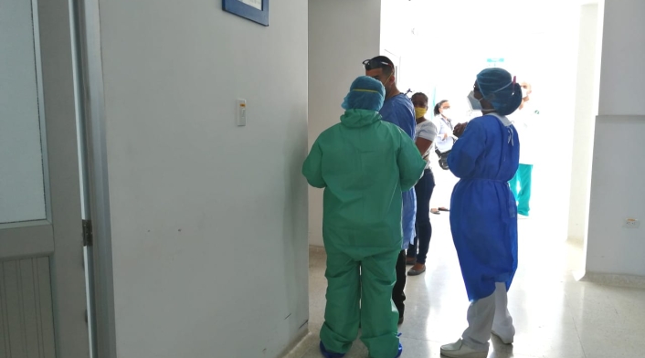 Autoridades de salud hacen seguimiento a familiares de fallecido por coronavirus