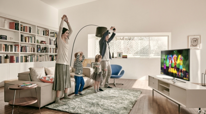 Familia usa un Smart TV Smart TV en la sala de una casa