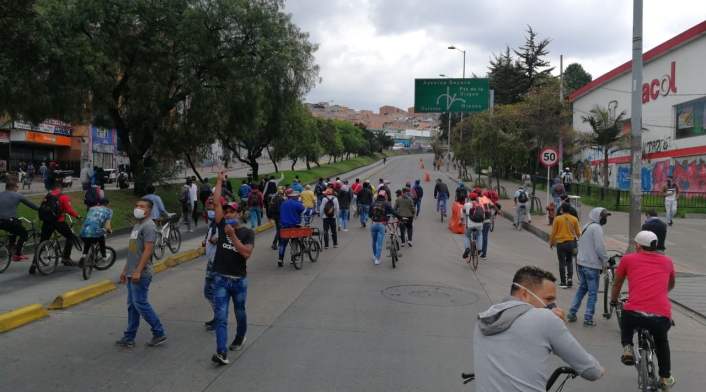 Cientos de personas se lanzaron a la calle a protestar por la falta de comida en medio del aislamiento.