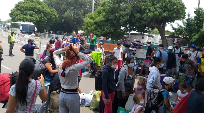 Venezolanos en la frontera entre Colombia y Venezuela