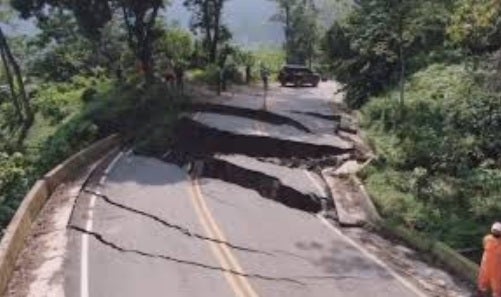 La vía colapsó por una falla geológica.