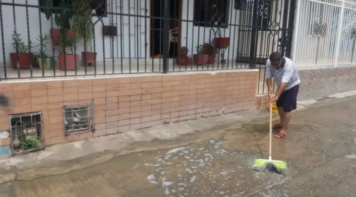 limpiando calles y terrazas