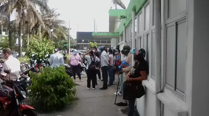 Pacientes esperando atención en hospital de Leticia