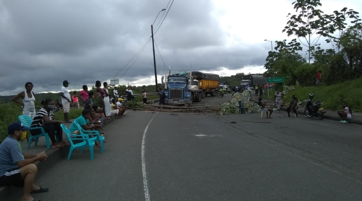 Comunidad cierra vía alterna e interna Buenaventura.