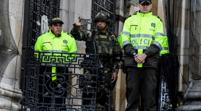 Uniformados de la Policía en las afueras del Congreso