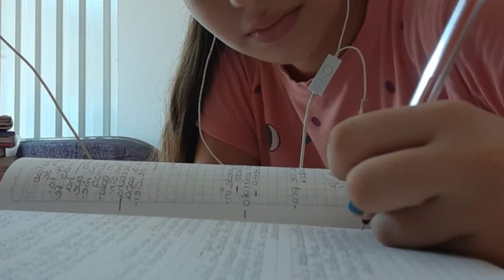 Jóvenes toman sus clases a través de la radio