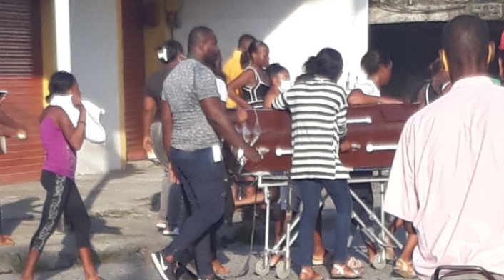 Familiares se llevan ataúd con su ser querido en Chocó