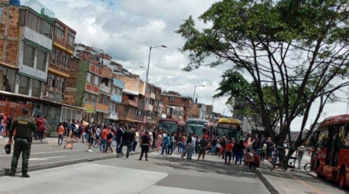 Transmilenio es bloqueado por ciudadanos que reclaman ayudas.