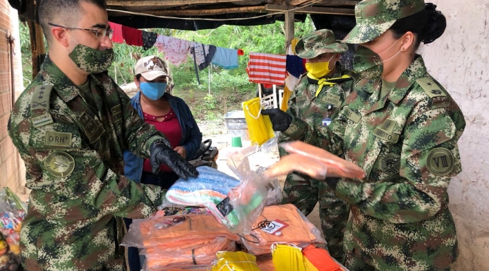 Ejército entregando ayudas