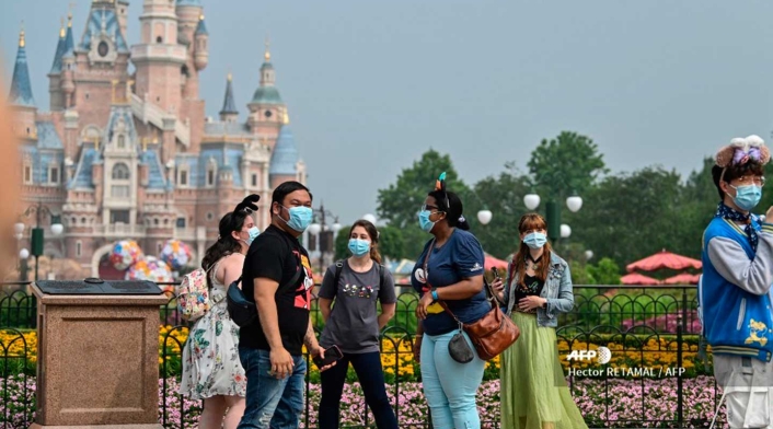 En Shanghai Disneyland Park, los visitantes debían este lunes llevar mascarilla y mostrar el color verde en una aplicación de su teléfono para demostrar que no están contaminados y poder enterar.
