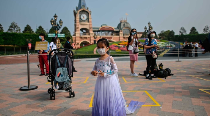 El parque de atracciones, situado en la mayor ciudad de China, es el primero en el mundo que vuelve a abrir sus puertas desde que empezó la pandemia, con importantes consecuencias económicas para el grupo estadounidenses de entretenimiento.