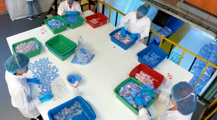Empresa de suelas para zapatos fabrica tapabocas por coronavirus en Colombia