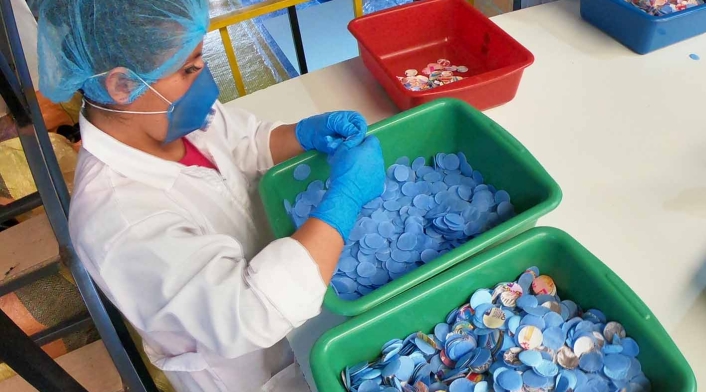 Empresa de suelas para zapatos fabrica tapabocas por coronavirus en Colombia