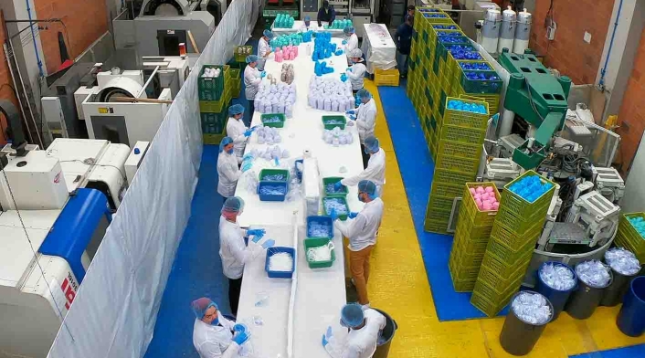 Empresa de suelas para zapatos fabrica tapabocas por coronavirus en Colombia