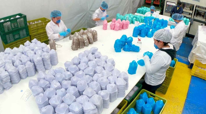 Empresa de suelas para zapatos fabrica tapabocas por coronavirus en Colombia