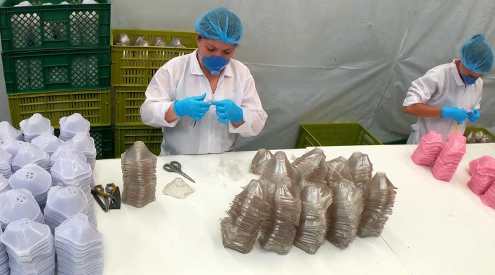 Empresa de suelas para zapatos fabrica tapabocas por coronavirus en Colombia