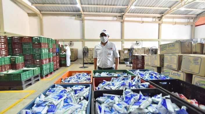 Los padres agradecen la entrega de alimentos en medio de la crisis por coronavirus
