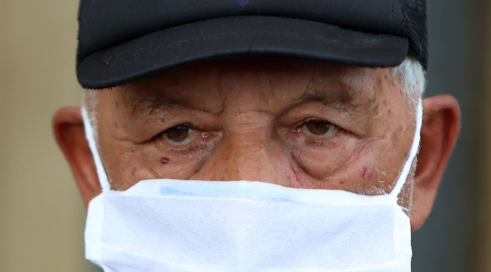 Don Néstor, adulto mayor golpeado por policías por venta ambulante