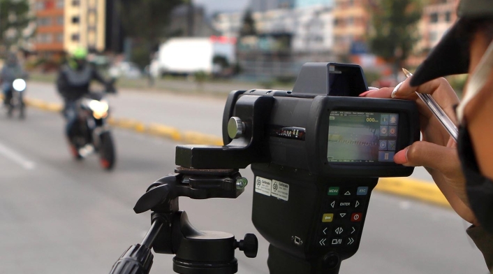 Operativos de control de velocidad / cámaras salvavidas en Bogotá / Policía de Tránsito
