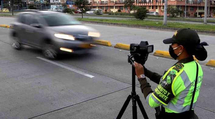 Operativos de control de velocidad / cámaras salvavidas en Bogotá / Policía de Tránsito