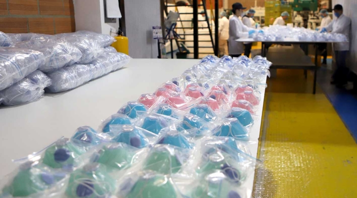 Empresa de suelas para zapatos fabrica tapabocas por coronavirus en Colombia
