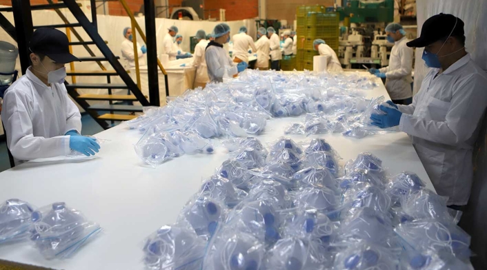 Empresa de suelas para zapatos fabrica tapabocas por coronavirus en Colombia